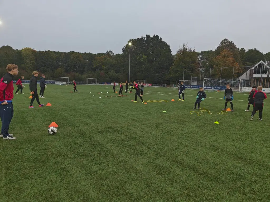 Keeperstraining warming up met groep
